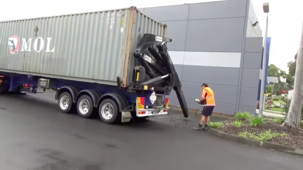 How to unload a container using a side loader Truck